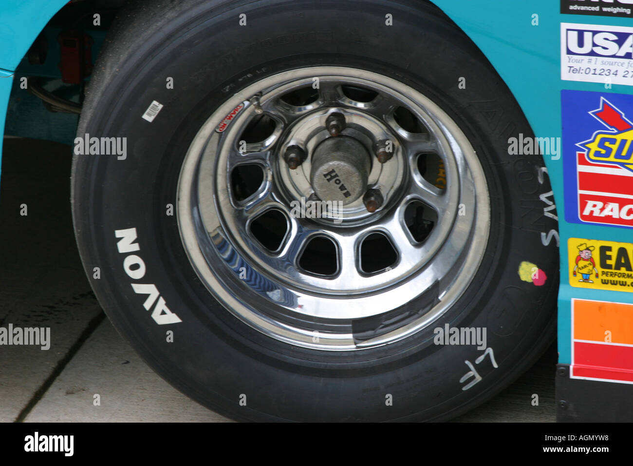 Nahaufnahme von einem Rad und Reifen auf einen V8-Nascar-stockcar Stockfoto