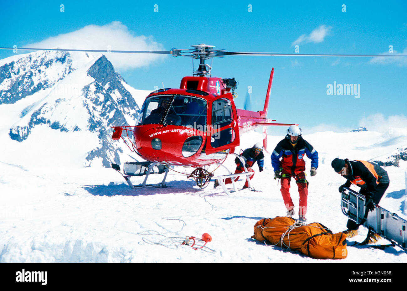 Hubschrauber-Rettung von Ski Patrol verletzte Skifahrer in der Nähe von  Zermatt Schweiz Stockfotografie - Alamy