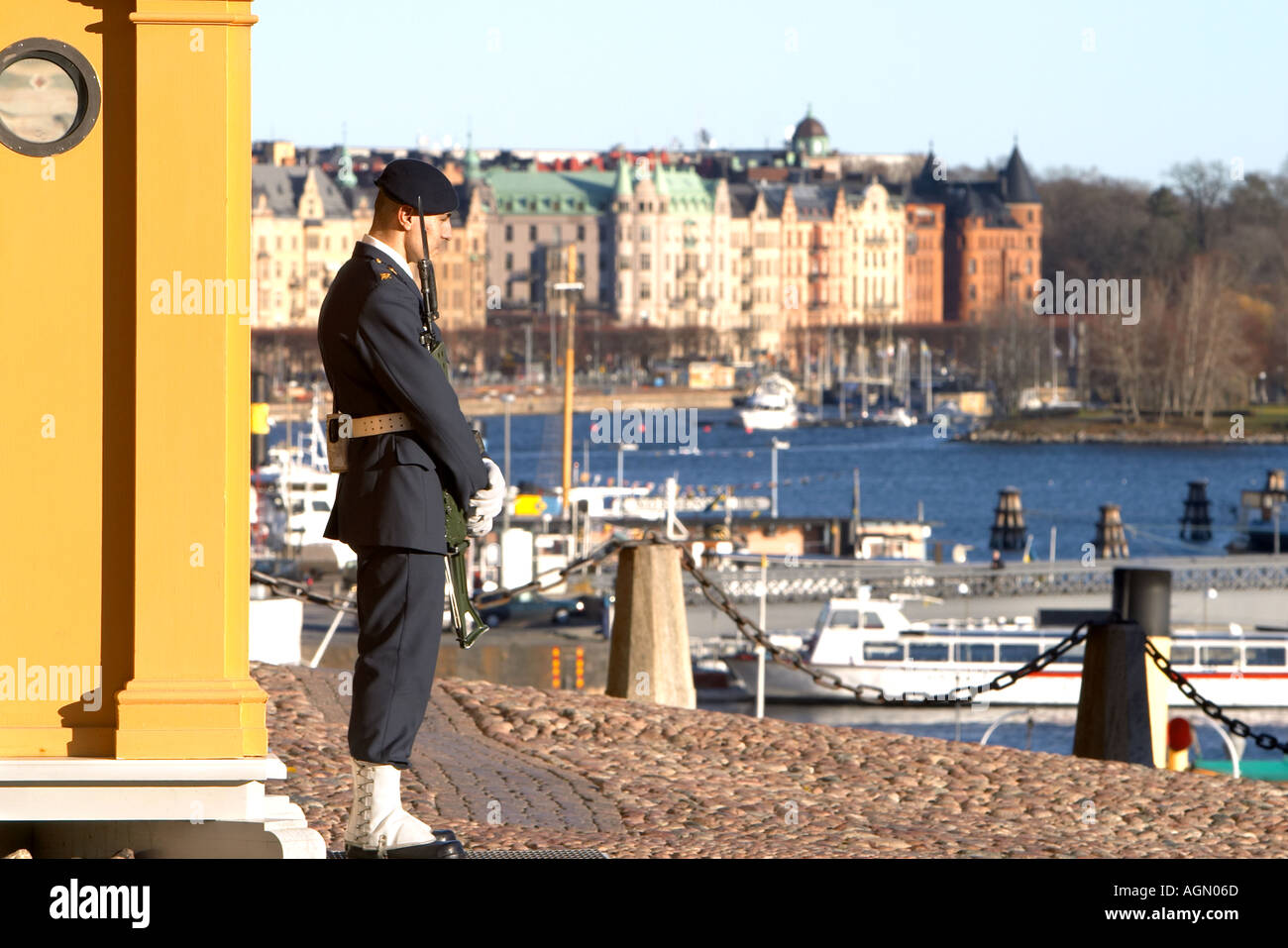 Schwedische Wache vor einem der königlichen Paläste in Gamla Stan Stockholms Altstadt Stockholm Schweden Stockfoto