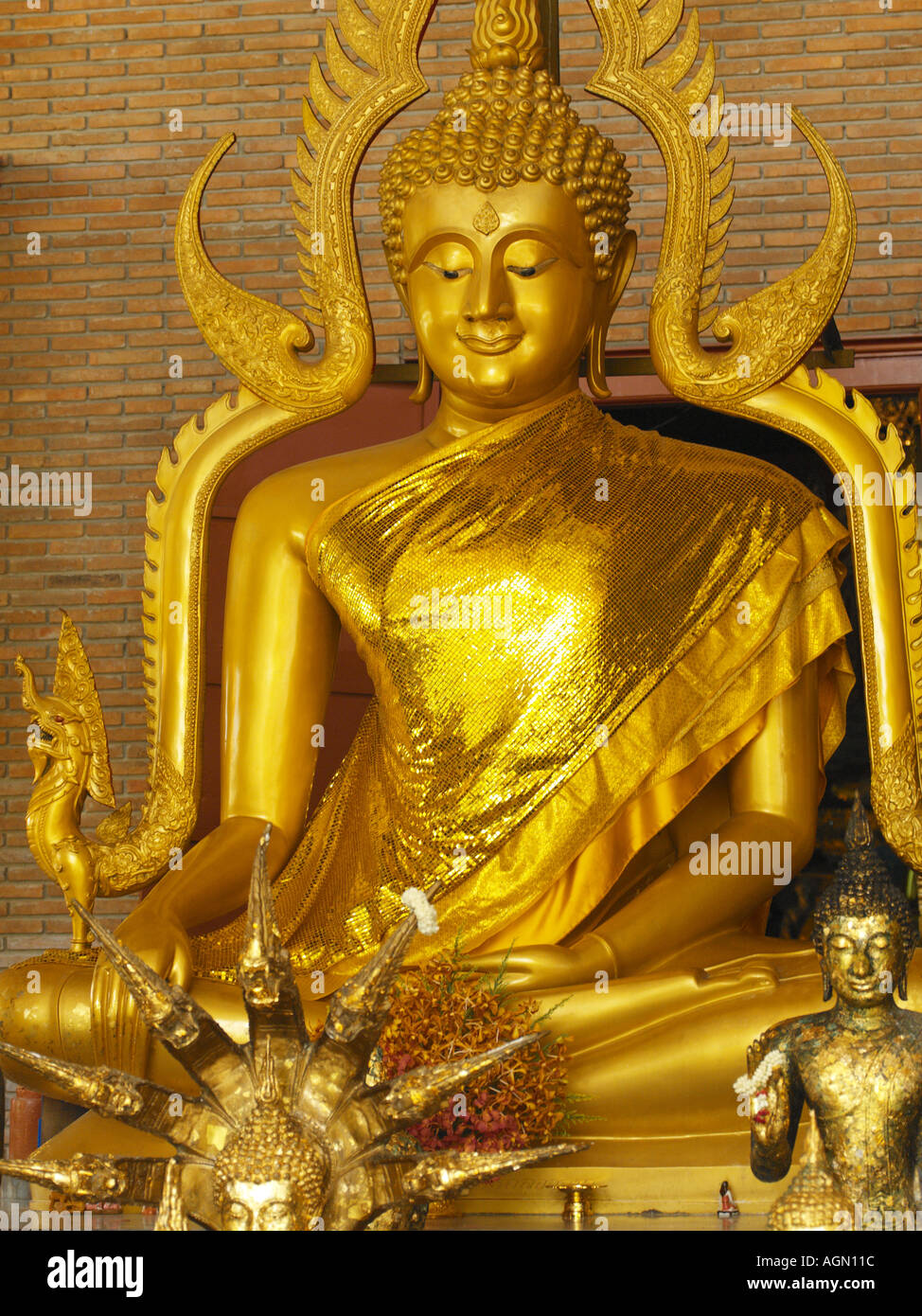 Goldene Buddha-Statue in Ayutthaya in der Nähe von Bangkok in Thailand Stockfoto