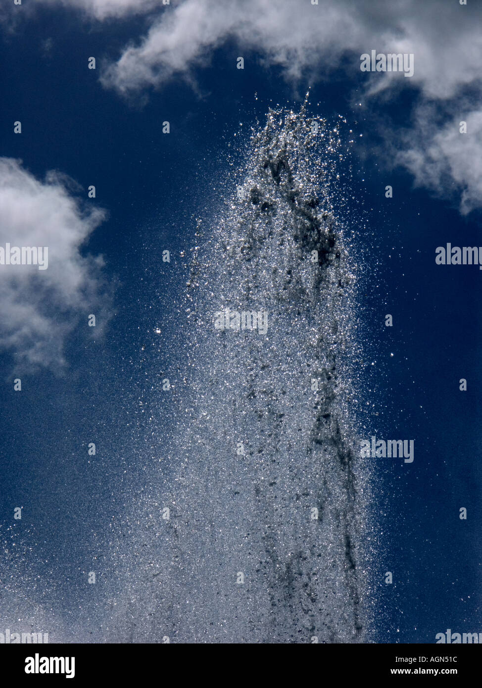 Hintergrundbeleuchtung Schuss Brunnen Wasser Stockfoto