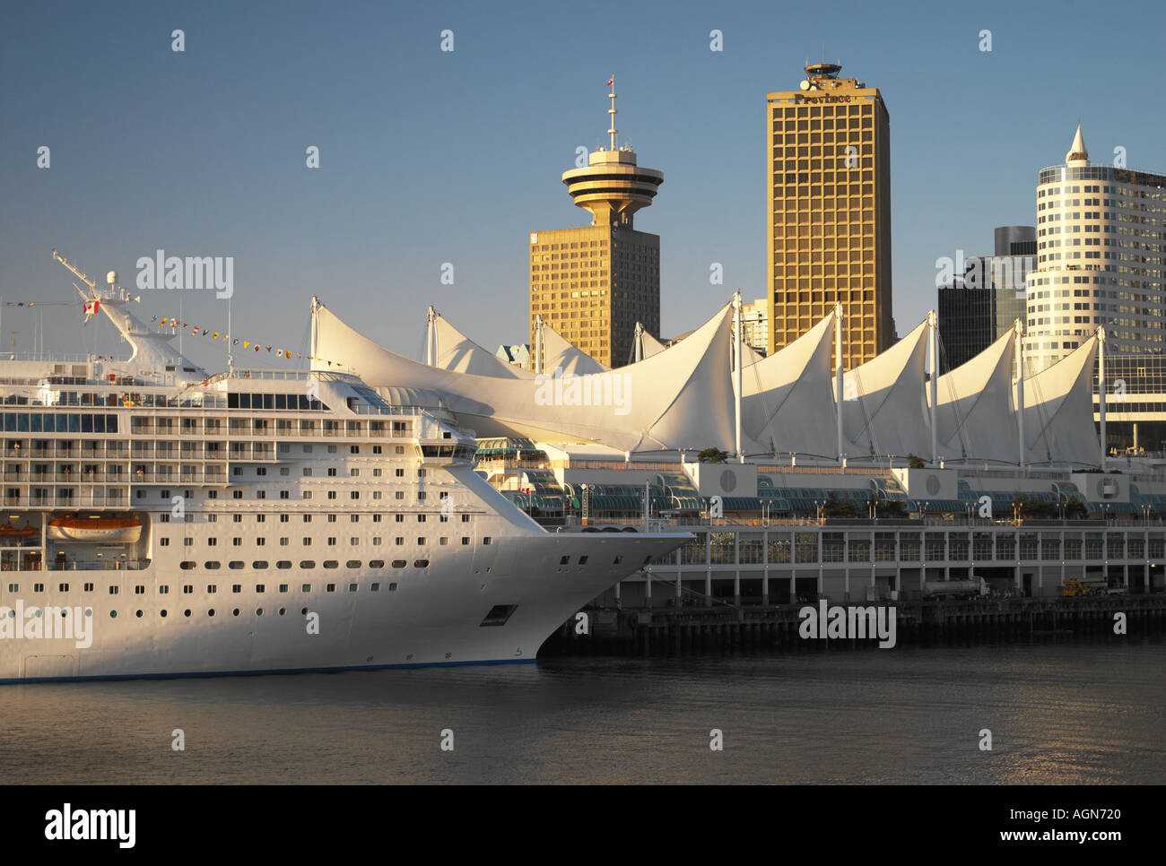 Kreuzfahrtschiff am Terminal im Zentrum von Vancouver in Kanada Stockfoto