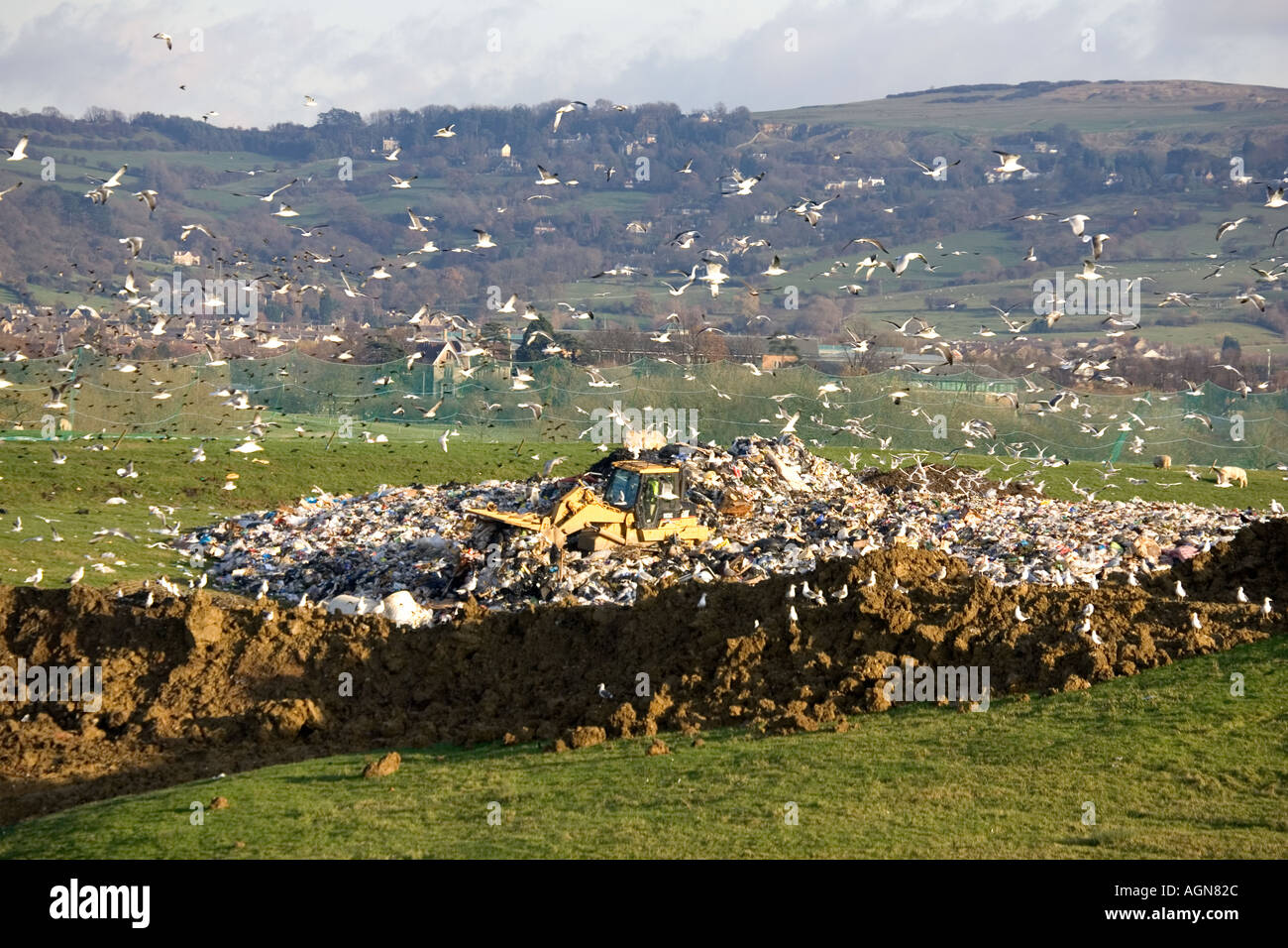 Bulldozer auf Deponie in Cotswolds Wingmoor Farm Cory Environmental UK Stockfoto