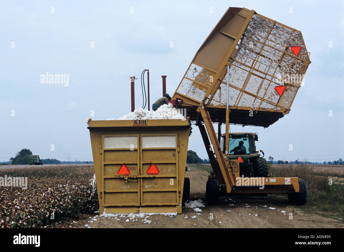 Maschine hob Baumwolle im Mississippi-Delta wird für die Auslieferung an die Gin verdichtet Stockfoto