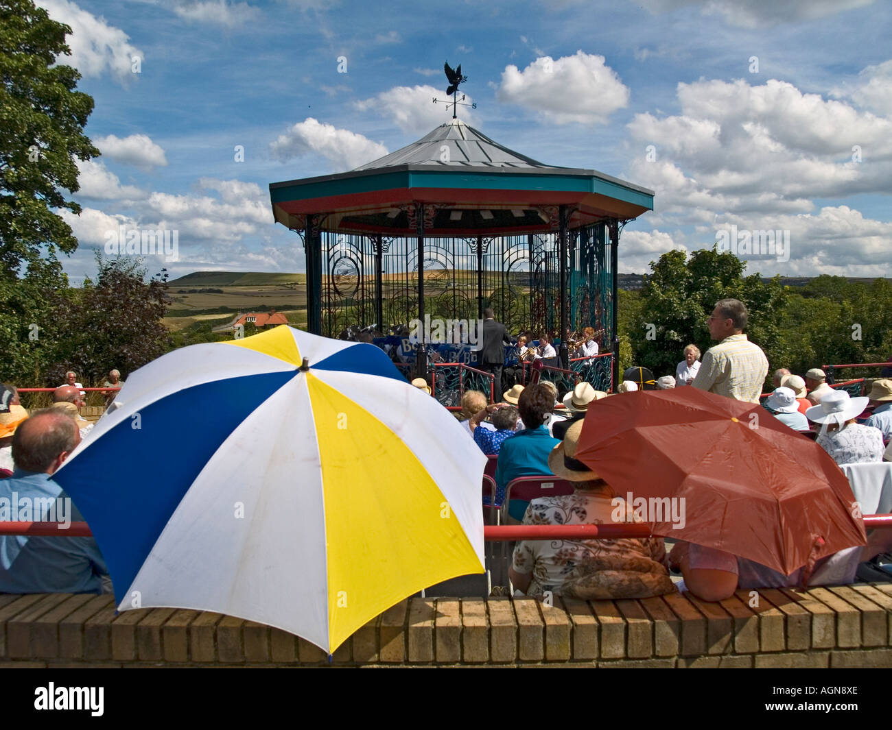 Vor allem ältere Publikum hören eine Blaskapelle Leistung an einem warmen Sonntagnachmittag im Saltburn Cleveland UK Stockfoto