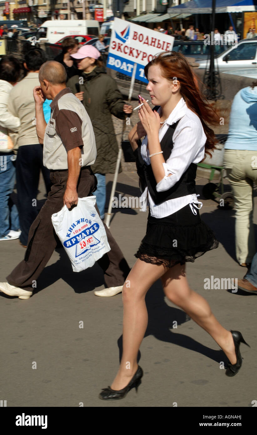 Junge Frau trägt einen kurzen Rock, Rauchen eine Zigarette St. Petersburg Russland Stockfoto