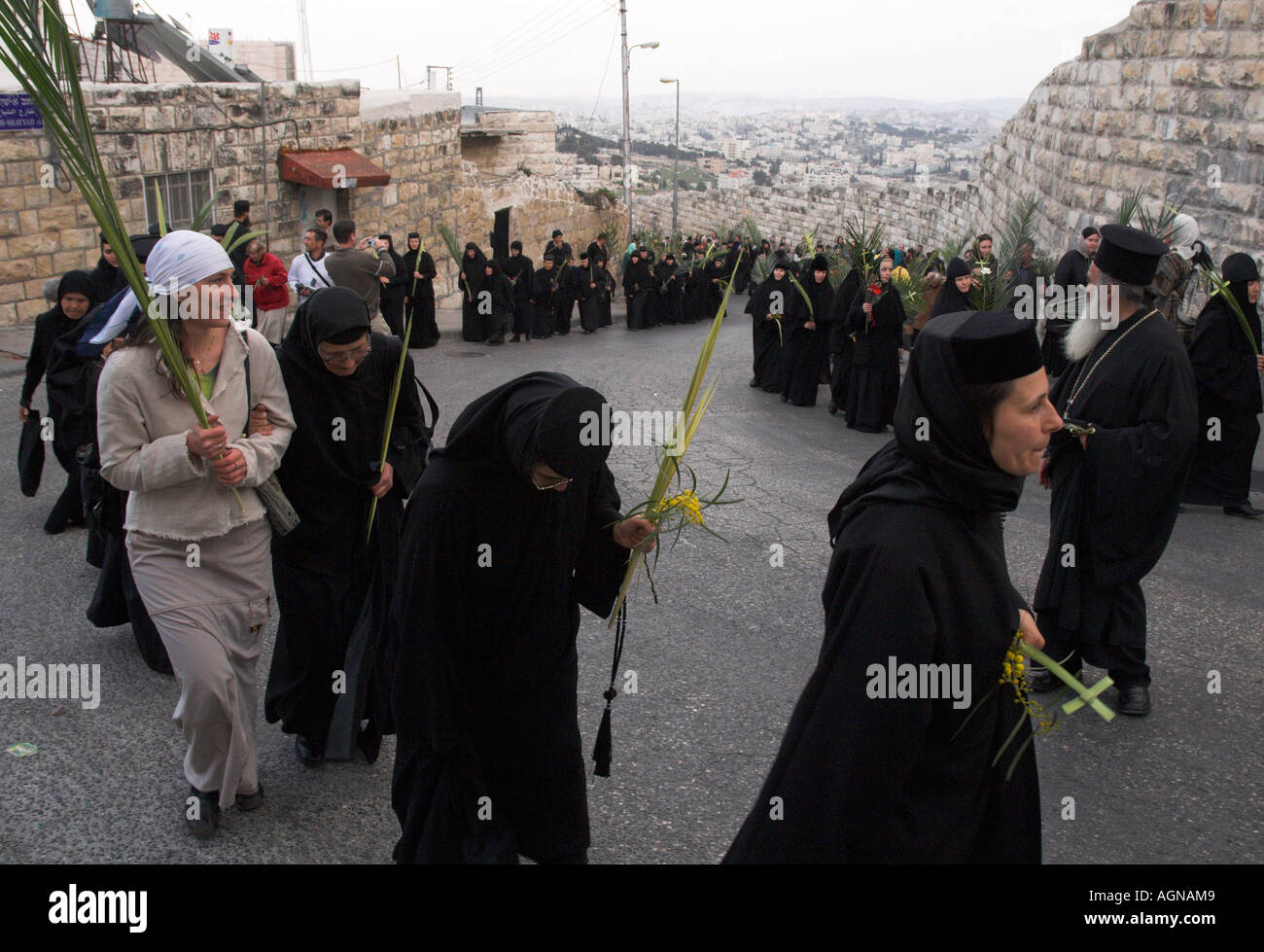 Israel Jerusalem Ölberg orthodoxe Ostern Palm-Prozession von Betphage zur alten Stadt Nonnen Prozession marschieren über Stockfoto