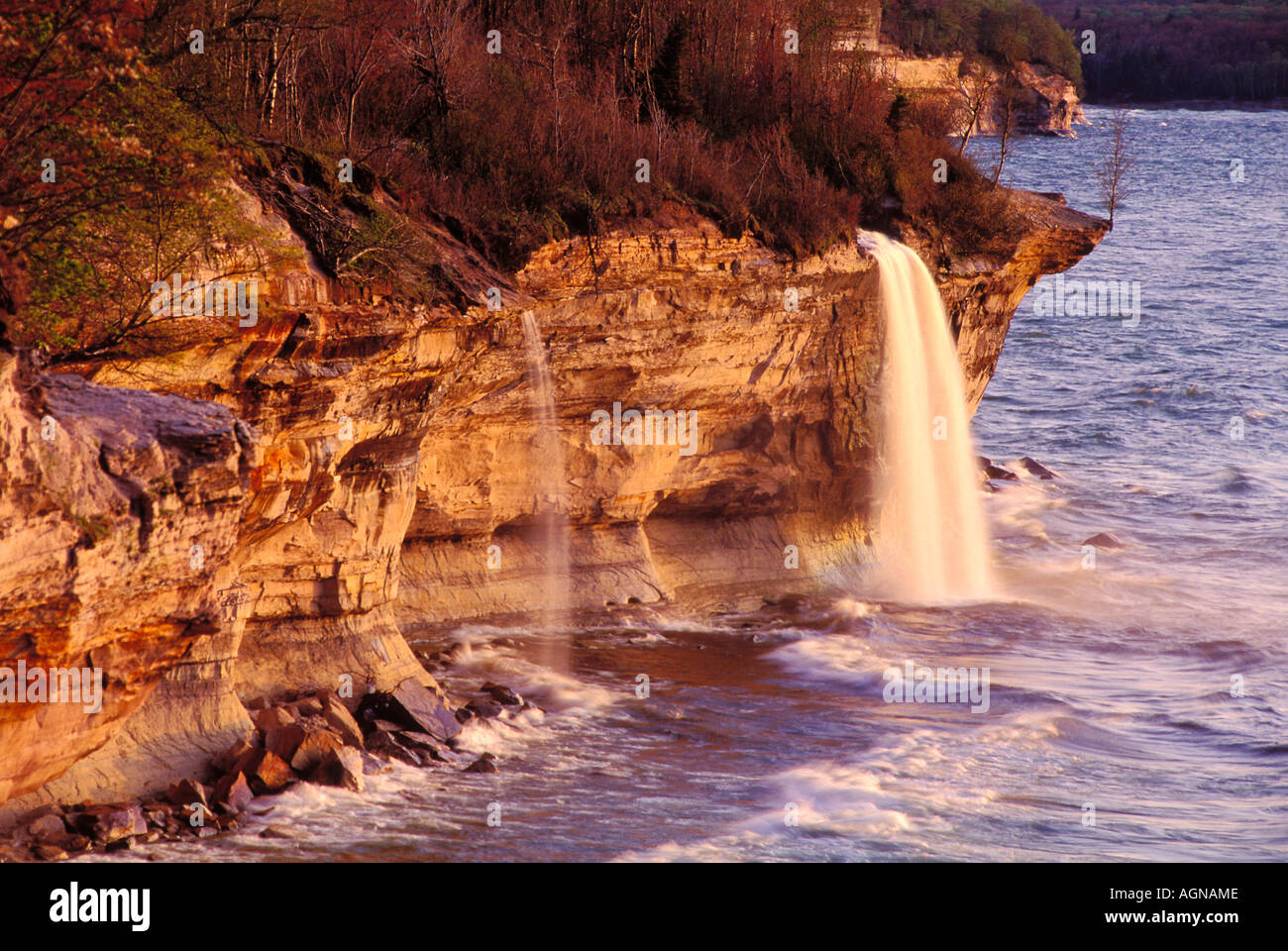 Wasserfall und Lake Superior in dargestellter Felsen-Staatsangehöriger Lakeshore in der oberen Halbinsel von Michigan Stockfoto