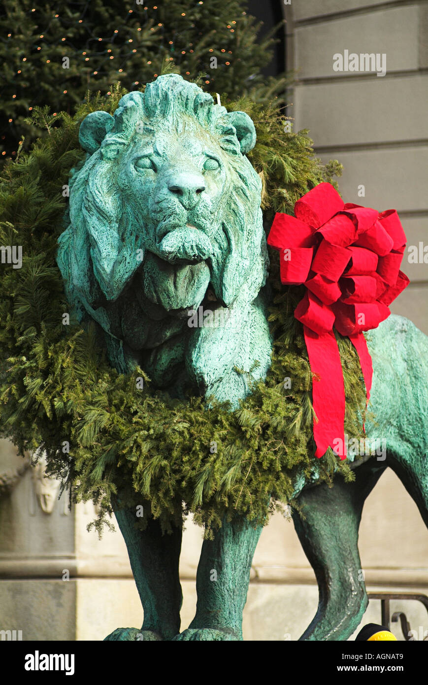 Ein Löwe aus Bronze-Statue mit Kränzen außerhalb des Art Institute of Chicago Stockfoto