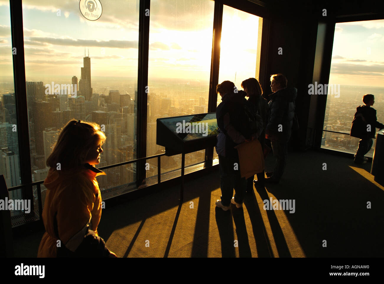 Touristen bewundern die Aussicht auf die Skyline von Chicago und den Sears Tower bei Sonnenuntergang vom Hancock Observatorium Stockfoto