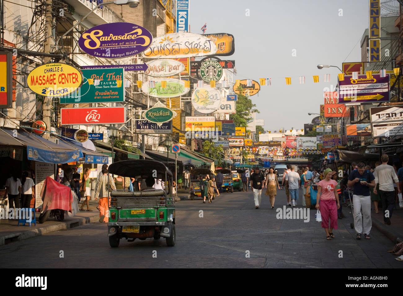 Blick entlang Th Khao San Road Banglamphu Bangkok Thailand Stockfoto
