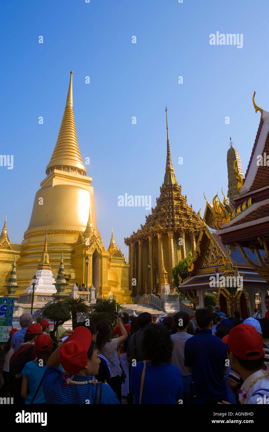 Touristen besuchen den Wat Phra Kaew Stockfoto