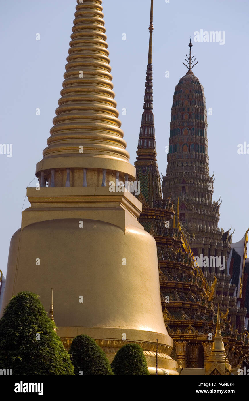 Phra Si Ratana Chedi Phra Mondop Bibliothek und Prasat Phra Thep Bidon königliches Pantheon Wat Phra Kaew Stockfoto