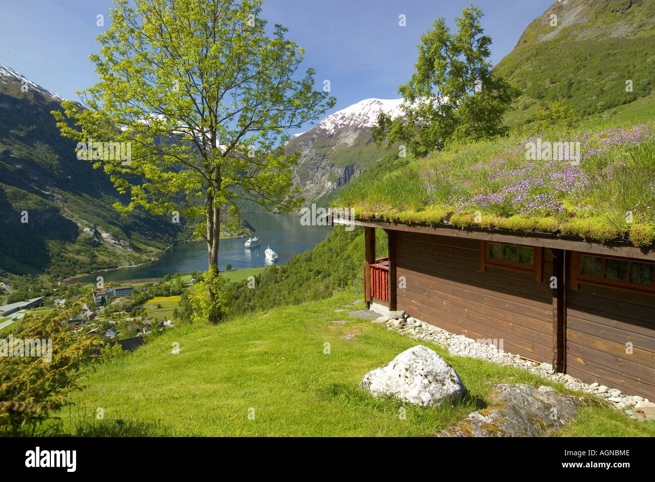 Blick auf den Geirangerfjord von einer Ferien-Kabine mit Grasdach Geiranger Norwegen Stockfoto