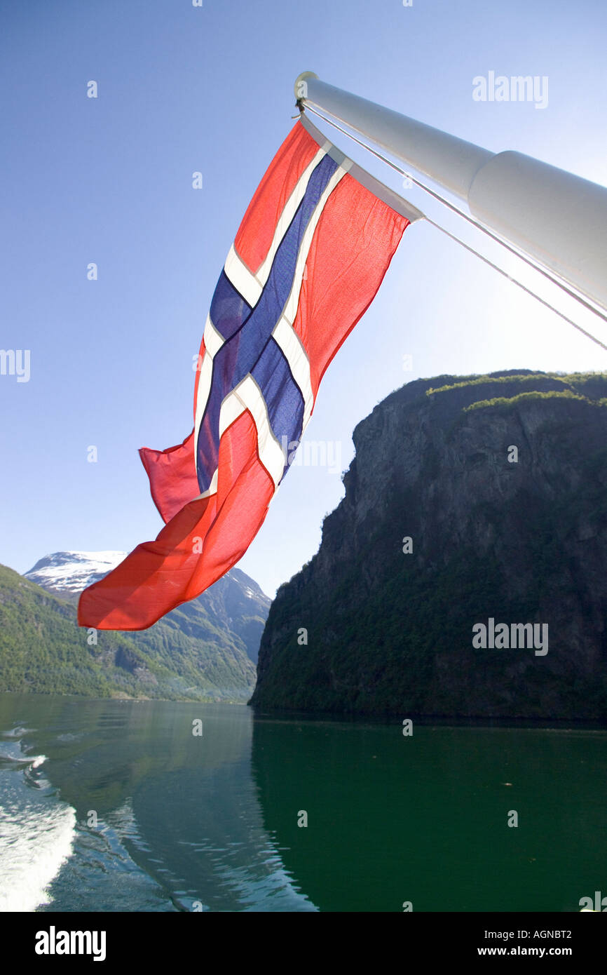 Norwegische Flagge auf einem Boot das Geirangerfjord Geiranger Norwegen bereisen Stockfoto