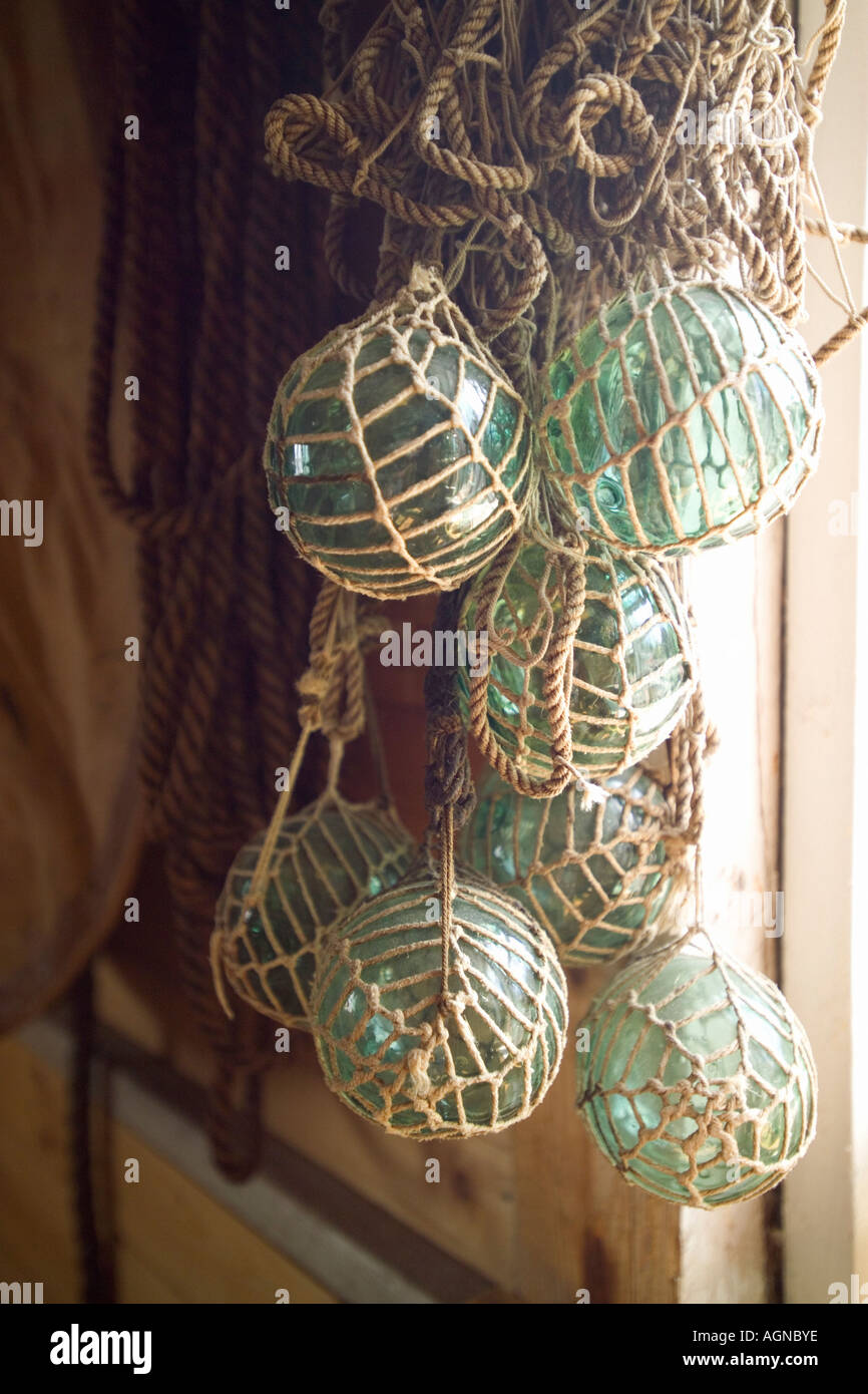 Netzstrümpfe mit Glas schwimmt auf einer Wand in der Nähe von Kristiansund in mehr und Romsdal Bereich an der West Küste von Mittelnorwegen Stockfoto