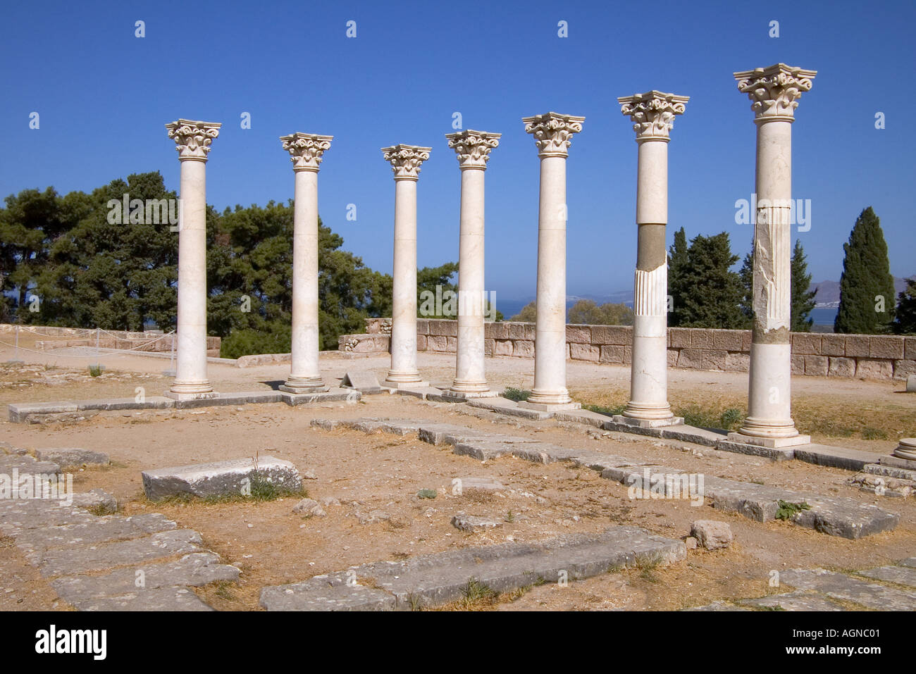 dh Tempel von Apollo ASKLEPEION GRIECHENLAND KOS Tempel von Apollo ruinierte Säulen zweite Terrasse antike Schule griechische Ruine Ort Ruinen Stockfoto
