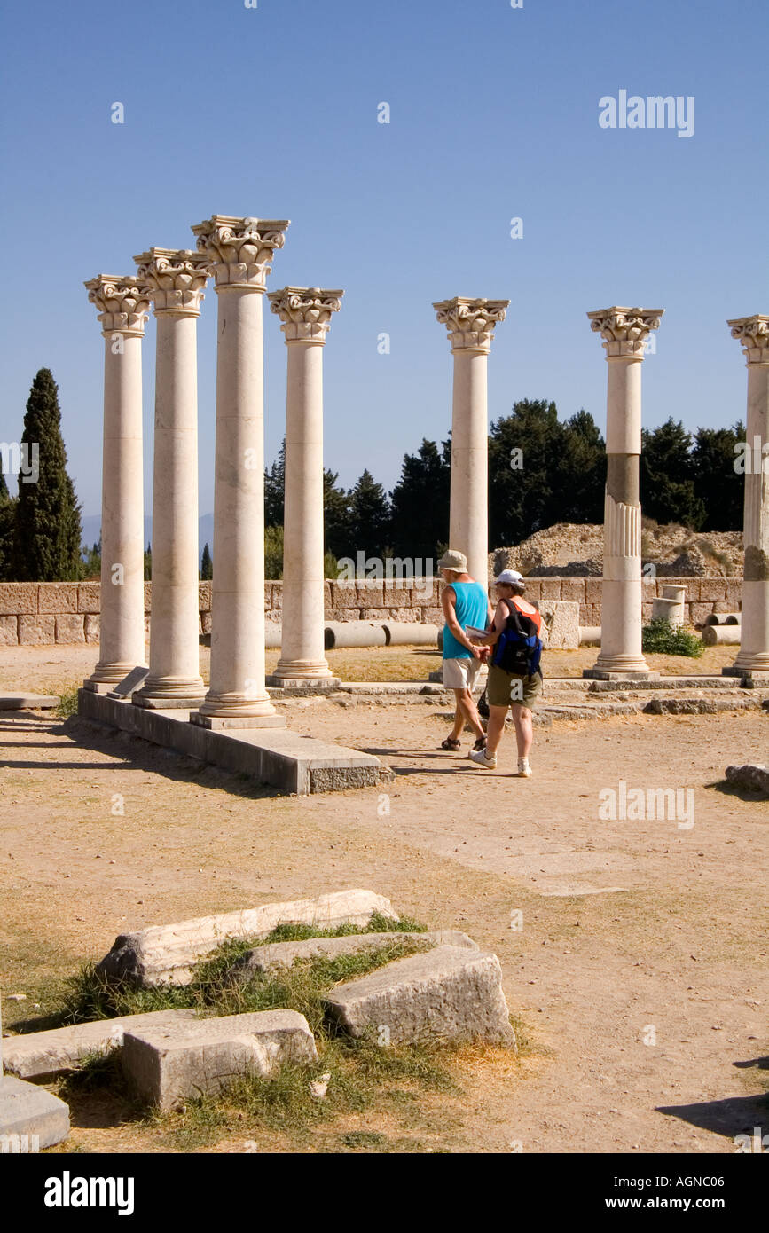 dh Tempel von Apollo ASKLEPEION GRIECHENLAND KOS Touristen Paar ruinierte Säulen griechische Ruinen antike Insel Ruine Sehenswürdigkeiten Stockfoto