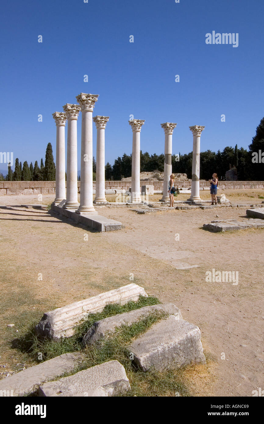 dh Tempel von Apollo ASKLEPEION GRIECHENLAND KOS Frau und Mädchen Touristen alten griechischen Säulen Schule paar Ruinen Touristen Archäologie Urlauber Stockfoto