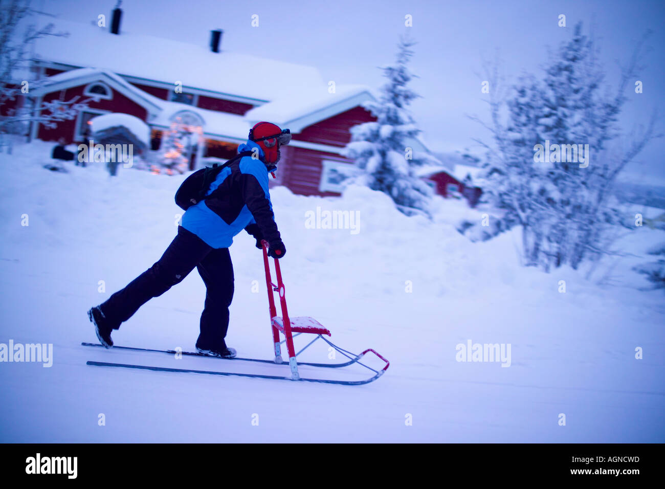 Frau nutzt einen Kicker Funken zu umgehen, auf den Straßen von Jukkasjarvi Schweden Stockfoto