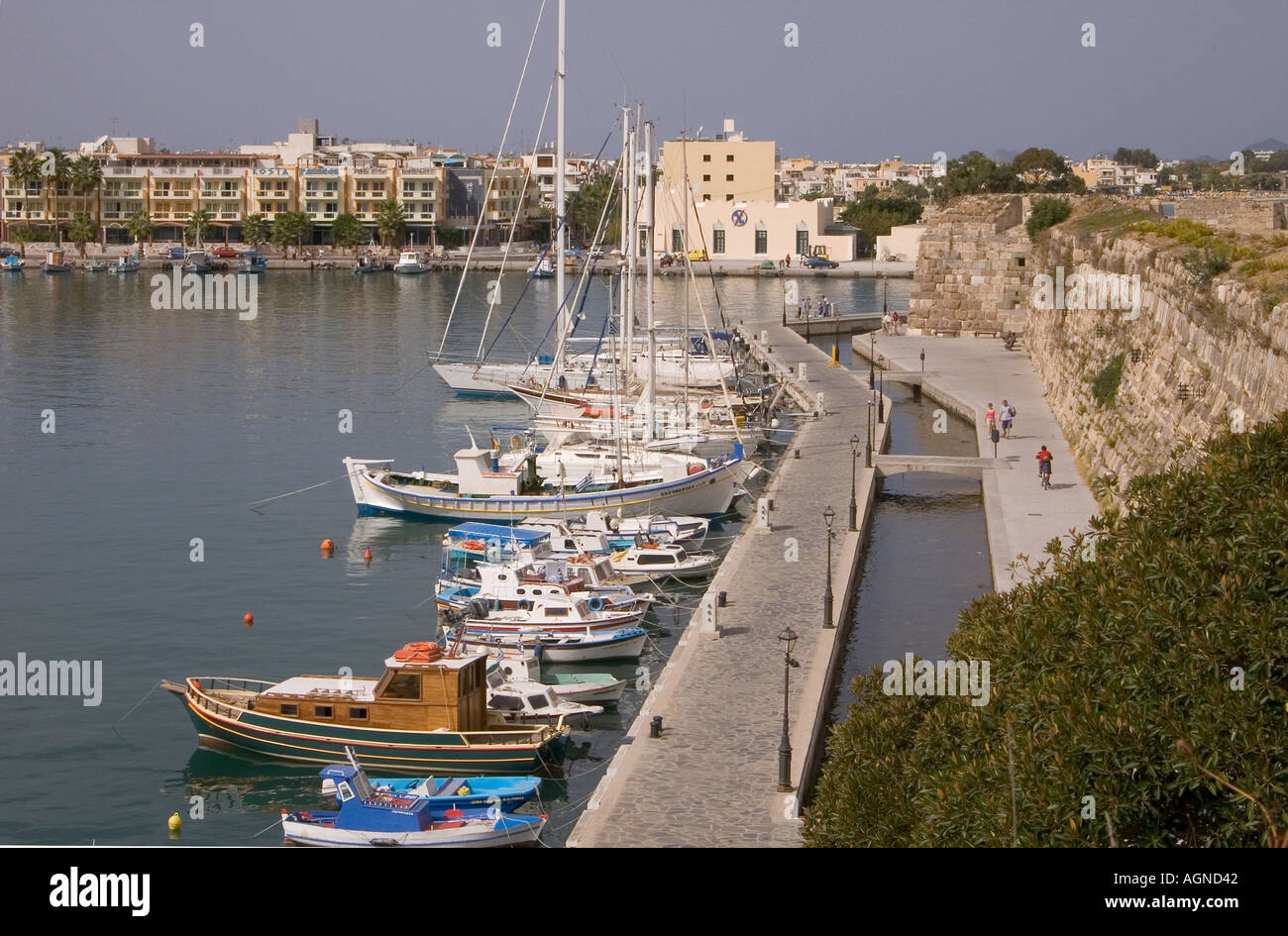 dh Hafen KOS Stadt Griechenland KOS Hafen Blick vom Schloss von Neratzia Johanniter Zinnen Stockfoto