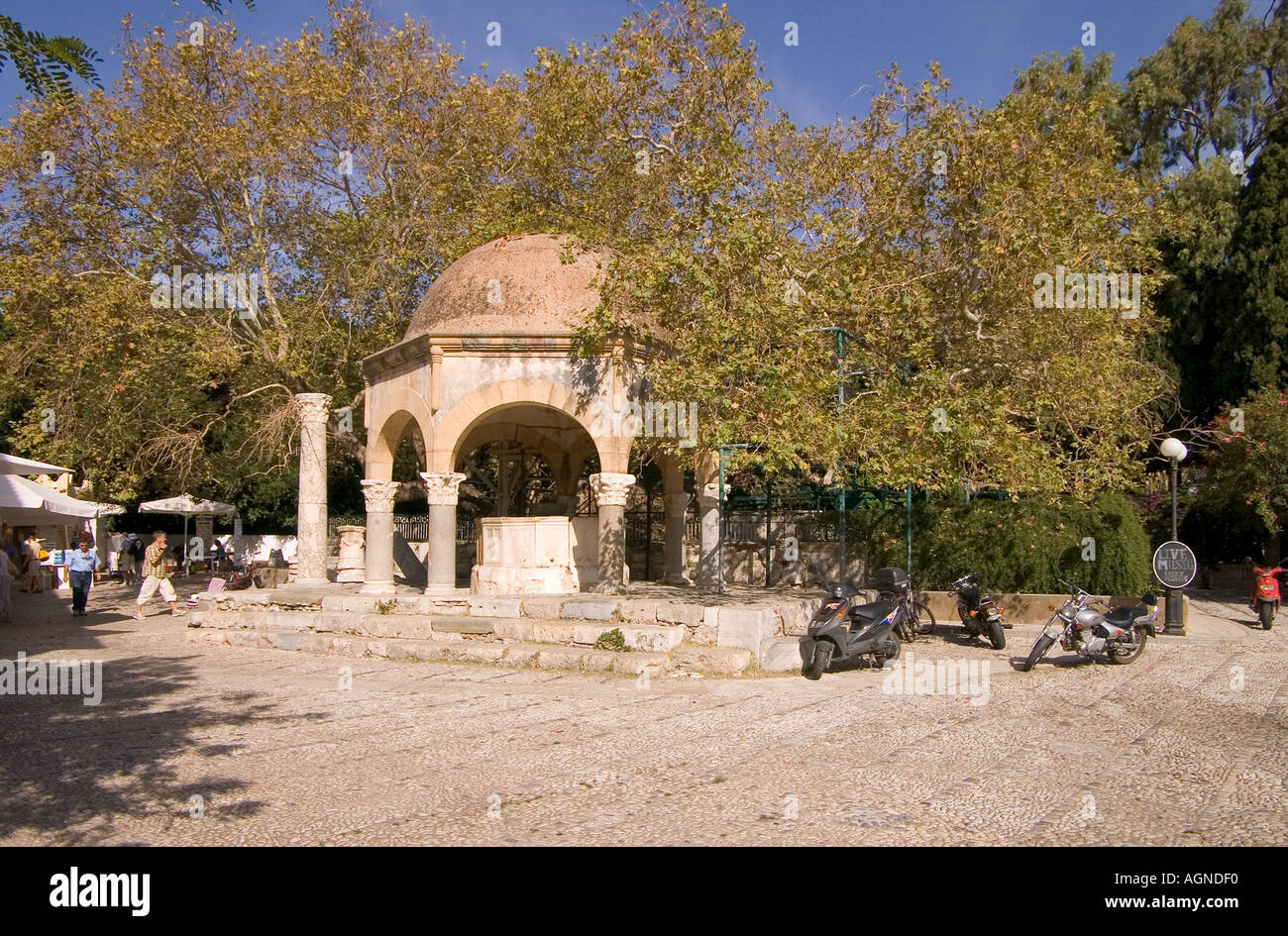 dh KOS STADT GRIECHENLAND KOS Platane Baum von Hippokrates Platanou Square Brunnen der Loggia Moschee alten griechischen Schulinsel Stockfoto