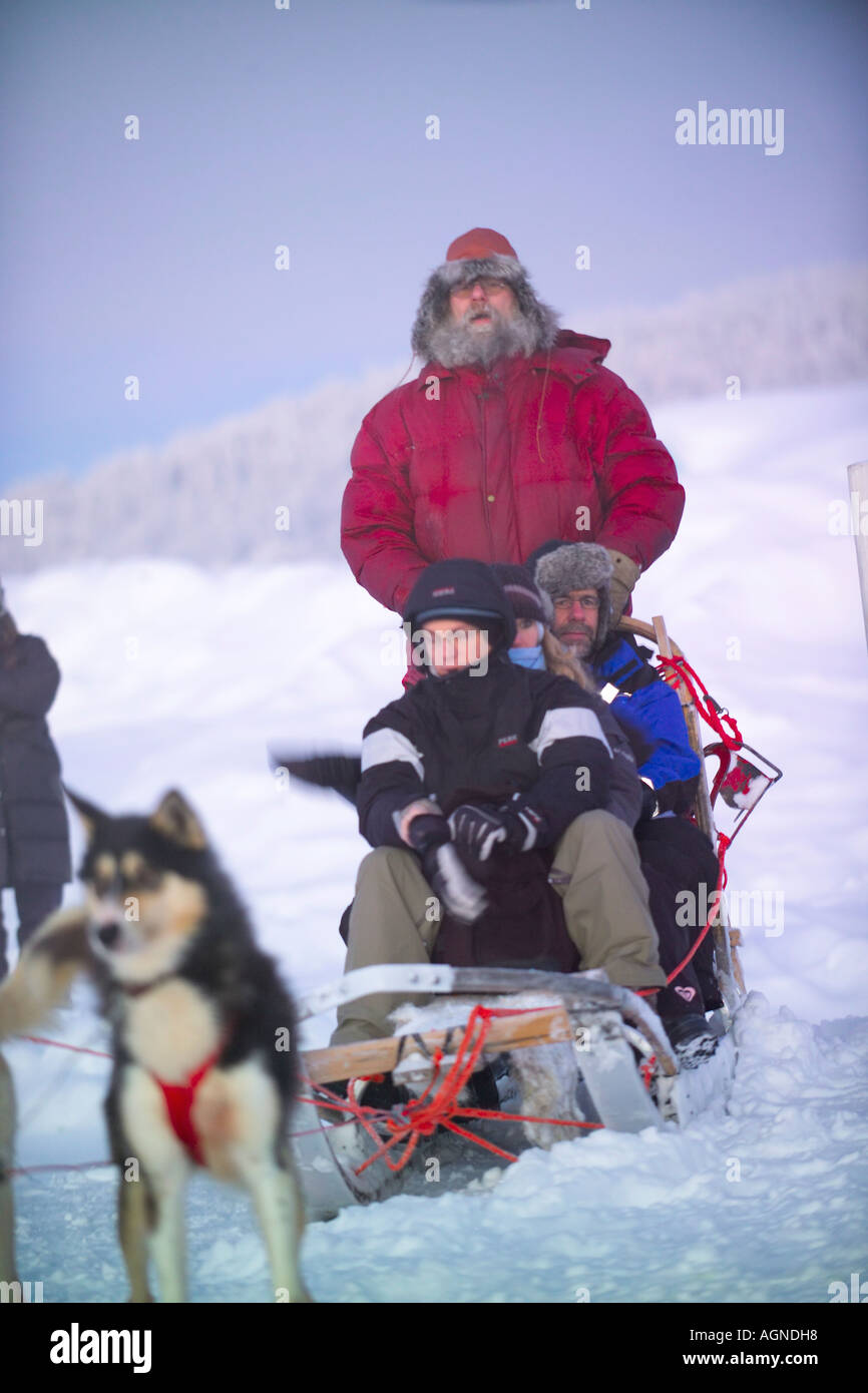 Menschen Hundeschlitten auf gefrorenen See Jukkasjarvi Schweden Stockfoto