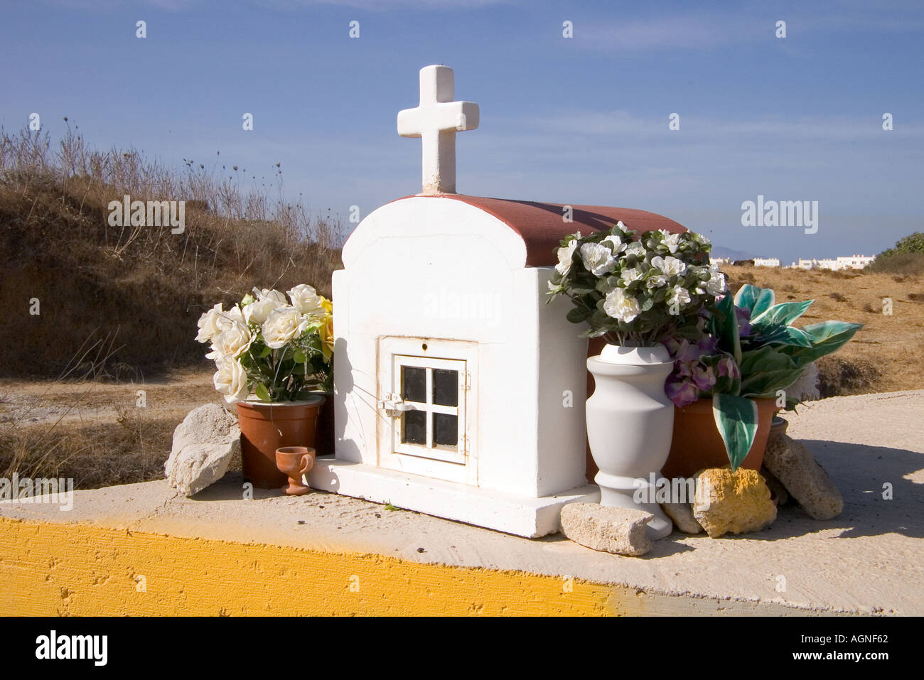 dh Mastichari Bereich MASTICHARI Umgebung Griechenland KOS Road Seite traditionellen religiösen Schrein mit Topfblumen Stockfoto