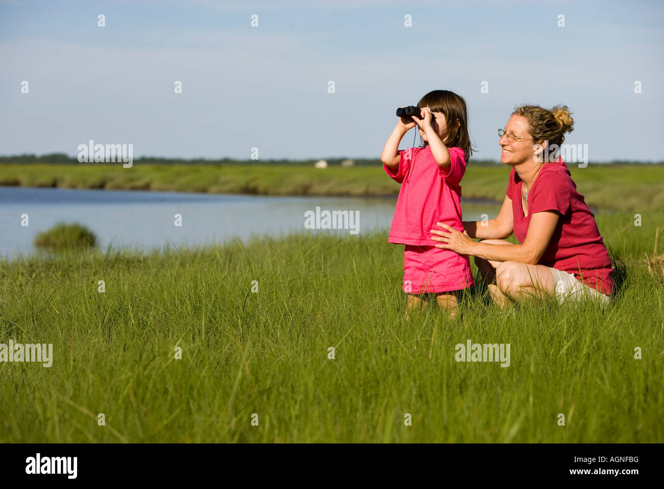 Eine Mutter und ihre kleine Tochter Vogelbeobachtung in der Gezeiten-Mündung von Plum Island Sound awyer s Insel Rowley Massachusetts Stockfoto