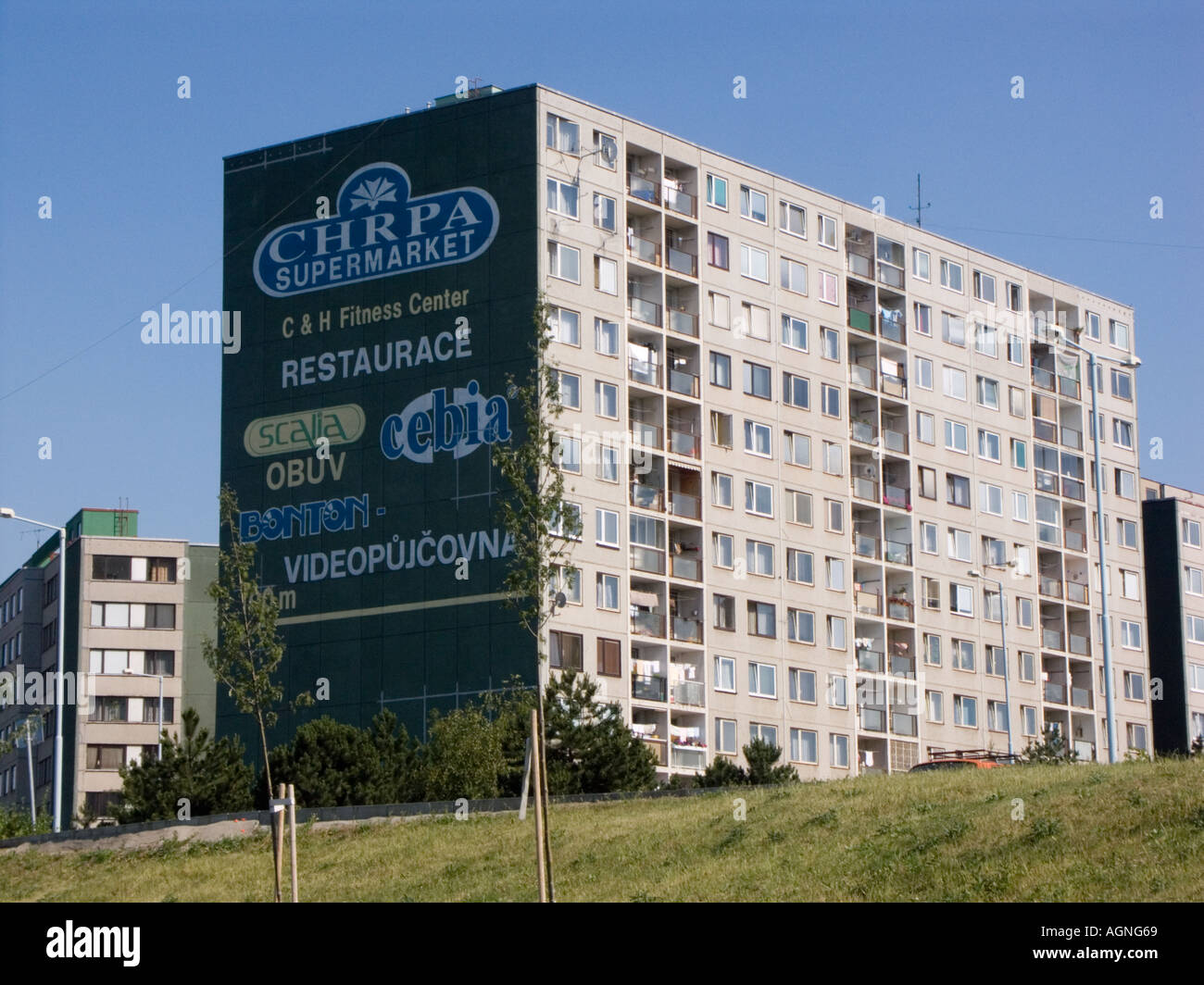 Typische Wohnblock aus der kommunistischen Ära mit modernen kommerziellen Schilder Prag Stockfoto