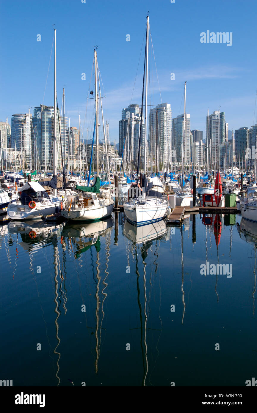 "Boote vertäut im False Creek Marina Vancouver British Columbia Kanada" Stockfoto