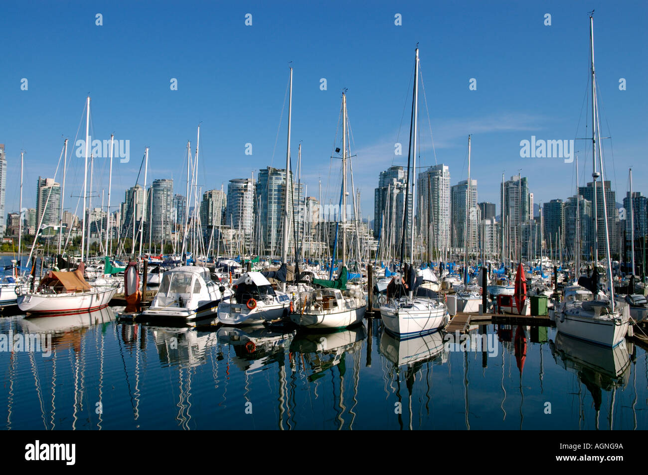 "Boote vertäut im False Creek Marina Vancouver British Columbia Kanada" Stockfoto