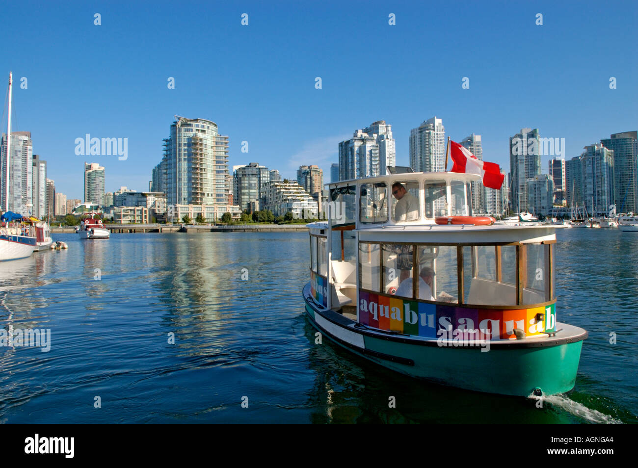 "Eine Personenfähre in Vancouver s False Creek befördert Pendler von einem Ufer zum anderen" Stockfoto