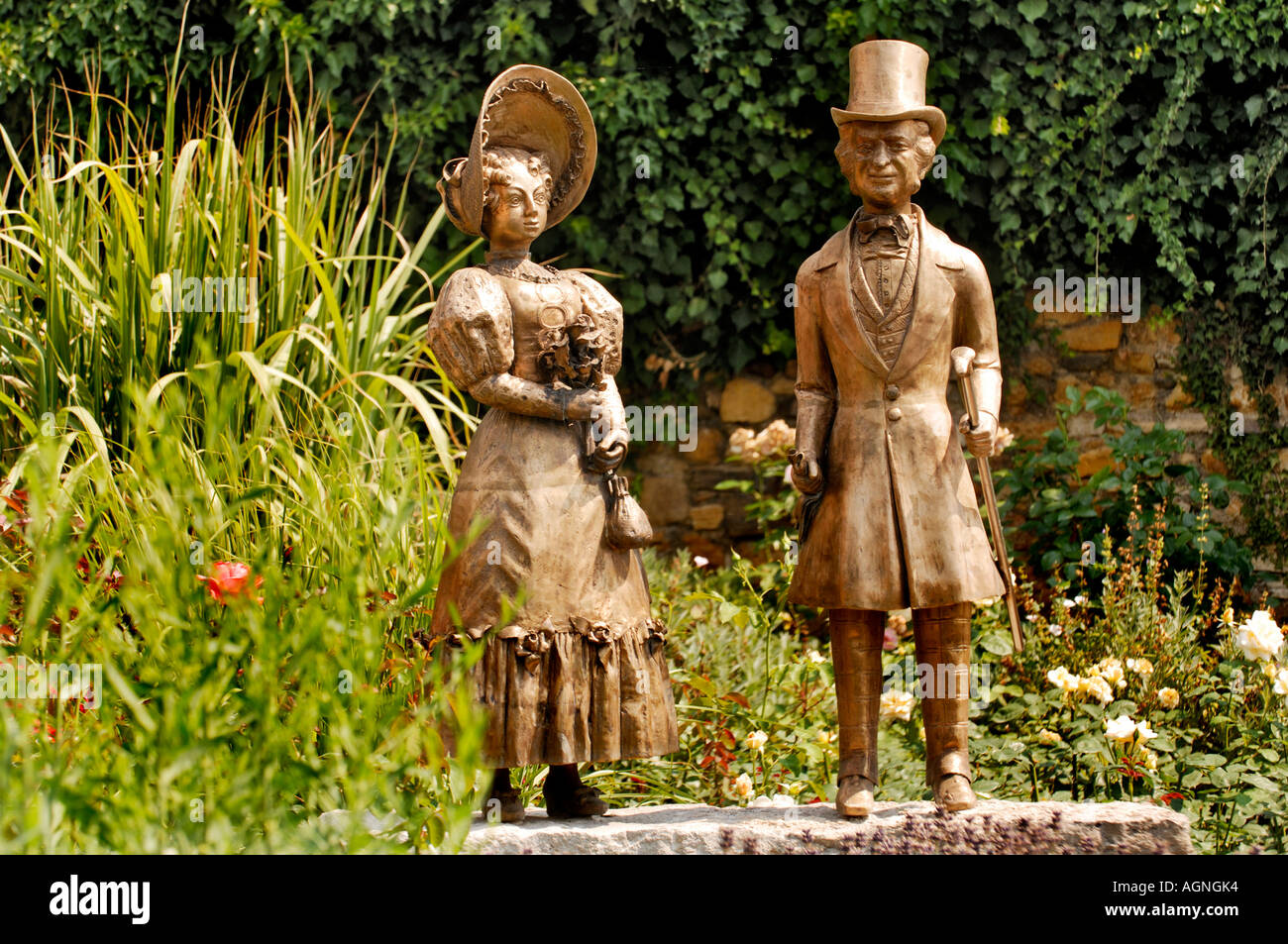 Bronze Figuren Im Garten Der Burg Grass In Der Nahe Von Wiesbaden