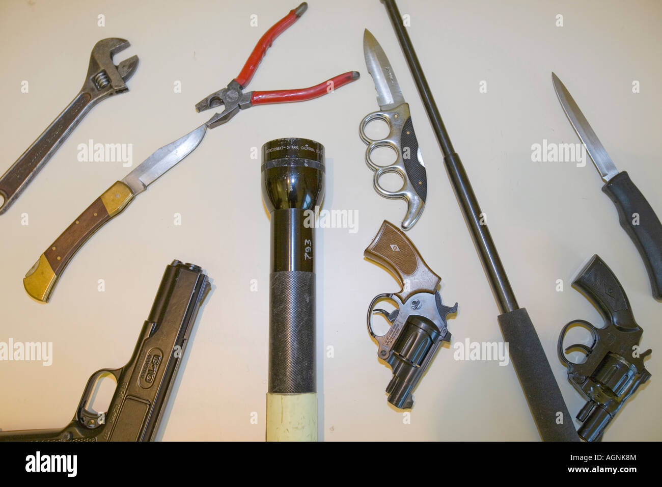 Illegale Waffen beschlagnahmt von Cumbria Polizei, UK Stockfoto