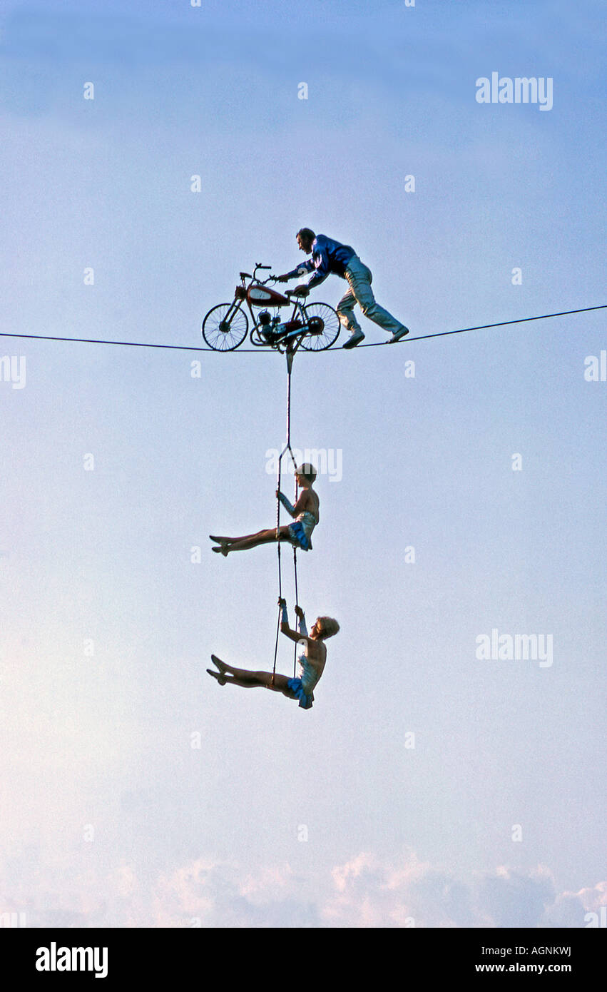 Hochseil-Trapez Balanceakt mit Motorrad bei der New York World Fair 1964 Stockfoto