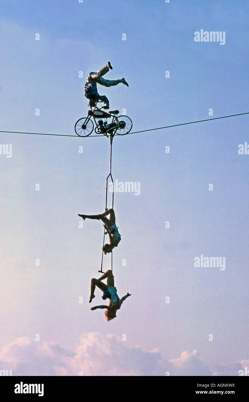 Hochseil-Trapez Balanceakt mit Motorrad bei der New York World Fair 1964 Stockfoto
