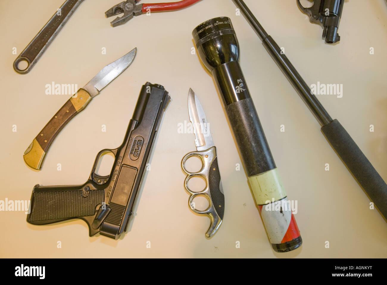 Illegale Waffen beschlagnahmt von Cumbria Polizei, UK Stockfoto