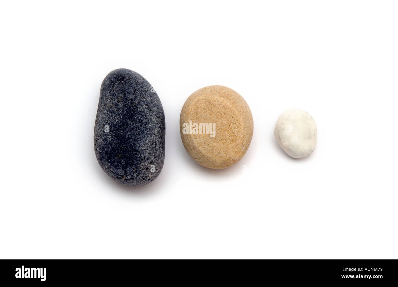 Steinen in verschiedenen Größen auf einem weißen Hintergrund Stockfoto