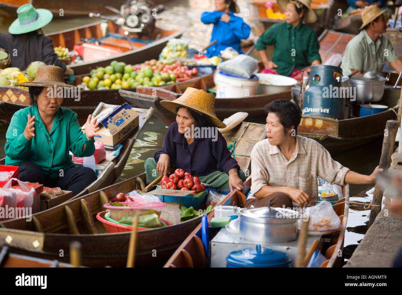 Marktfrauen auf Floating Market Damnoen Saduak in der Nähe von Bangkok-Ratchaburi, Thailand im Gespräch Stockfoto
