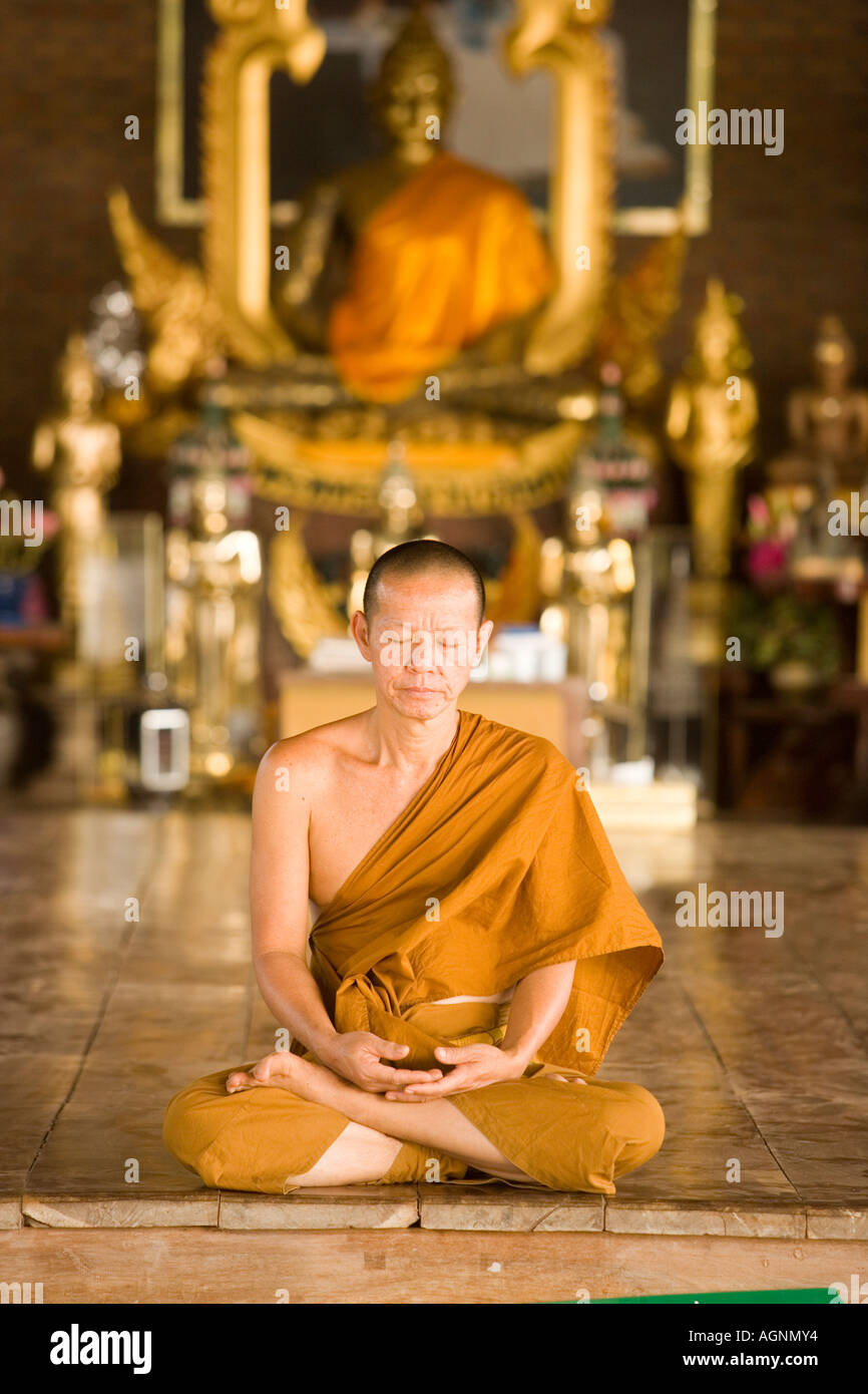 Buddhistischer Mönch betend vor dem Buddha Golden Jubilee Stockfoto