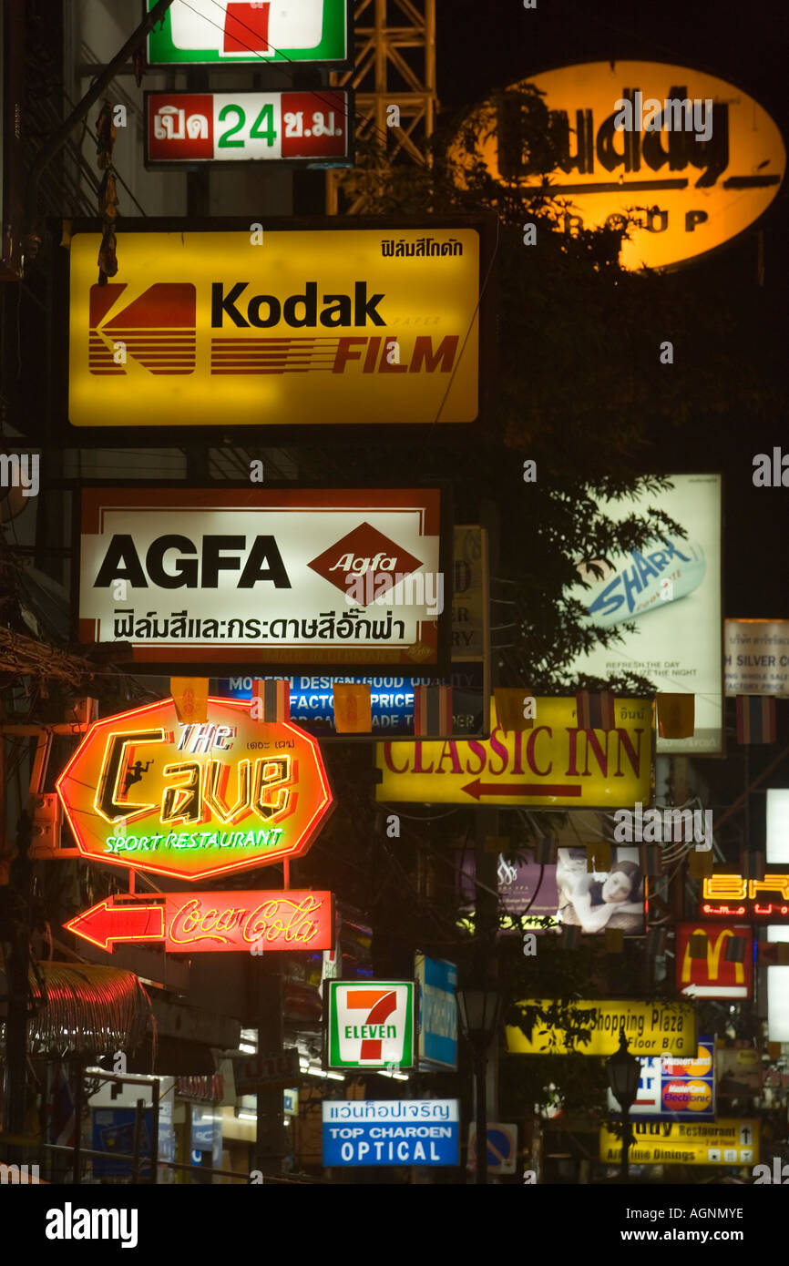 Beleuchtete Schilder entlang der Khao San Road in der Nacht Banglamphu Bangkok Thailand Stockfoto