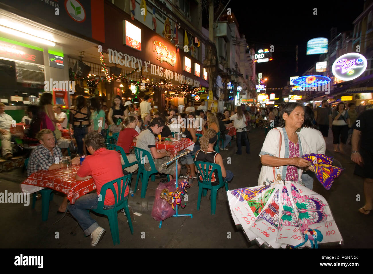 Innenansicht der viel befahrenen Th Khao San Straße mit Restaurants und Straßenhändler am Abend Banglamphu Bangkok Thailand Stockfoto