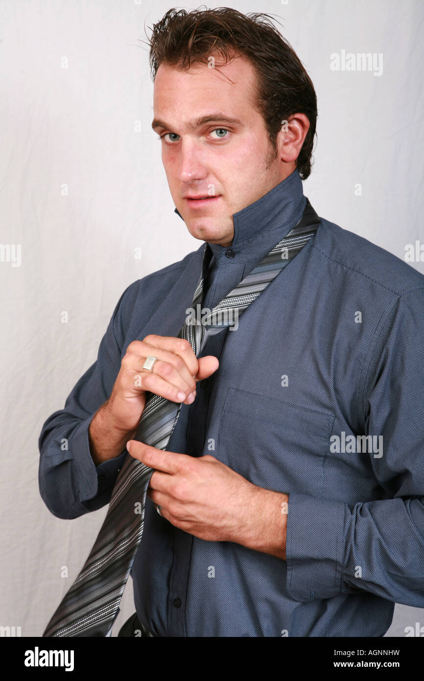 20er Jahre junge Mann ein grau gestreiftes Kleid binden binden als  Bestandteil einer dunklen farbigen Anzug Büro Kleidung Blaumann elegant  gekleidet Stockfotografie - Alamy