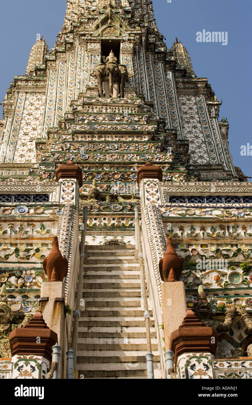 Teil des Wat Arun Tempel der Morgenröte mit Indra auf Elefant Erawan Bangkok Thailand Stockfoto