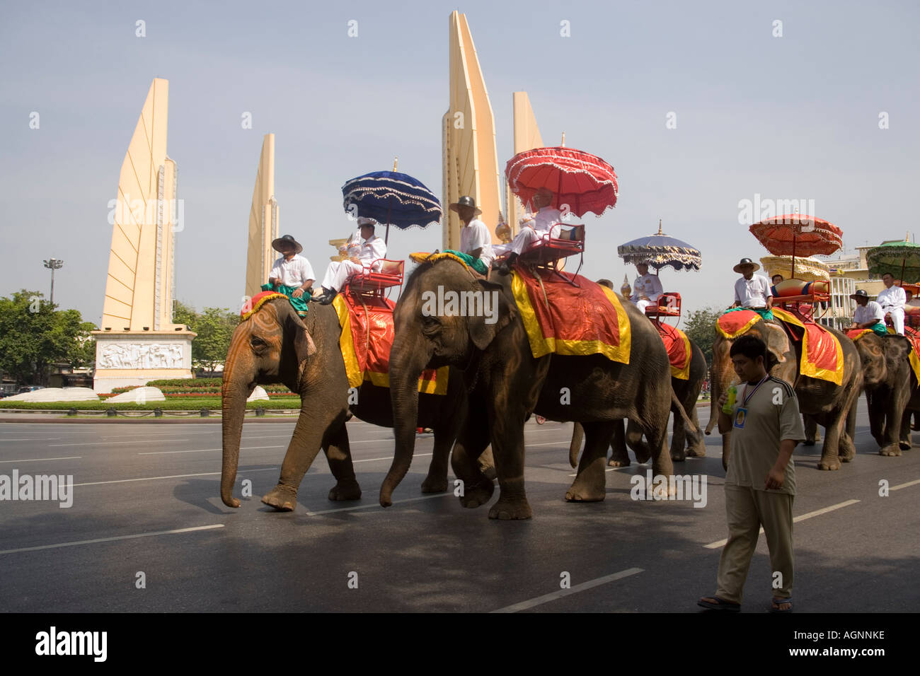 Buddhistische Prozession am Demokratie Denkmal Bangkok Thailand Stockfoto