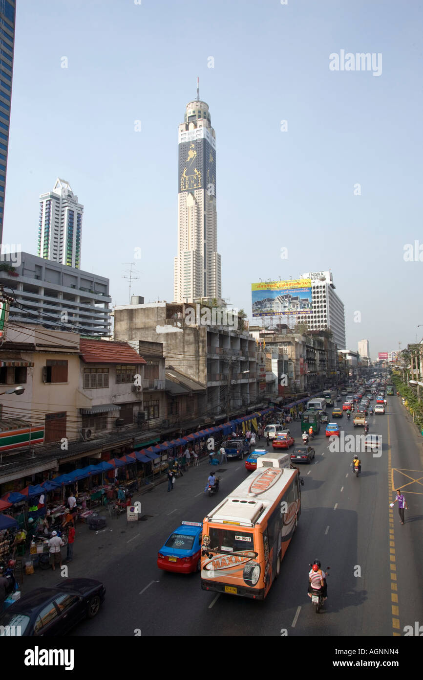 Blick über eine stark befahrene Straße zum Baiyoke Tower II, das höchste Gebäude in Thailand Ratchathewi Bangkok Thailand Stockfoto