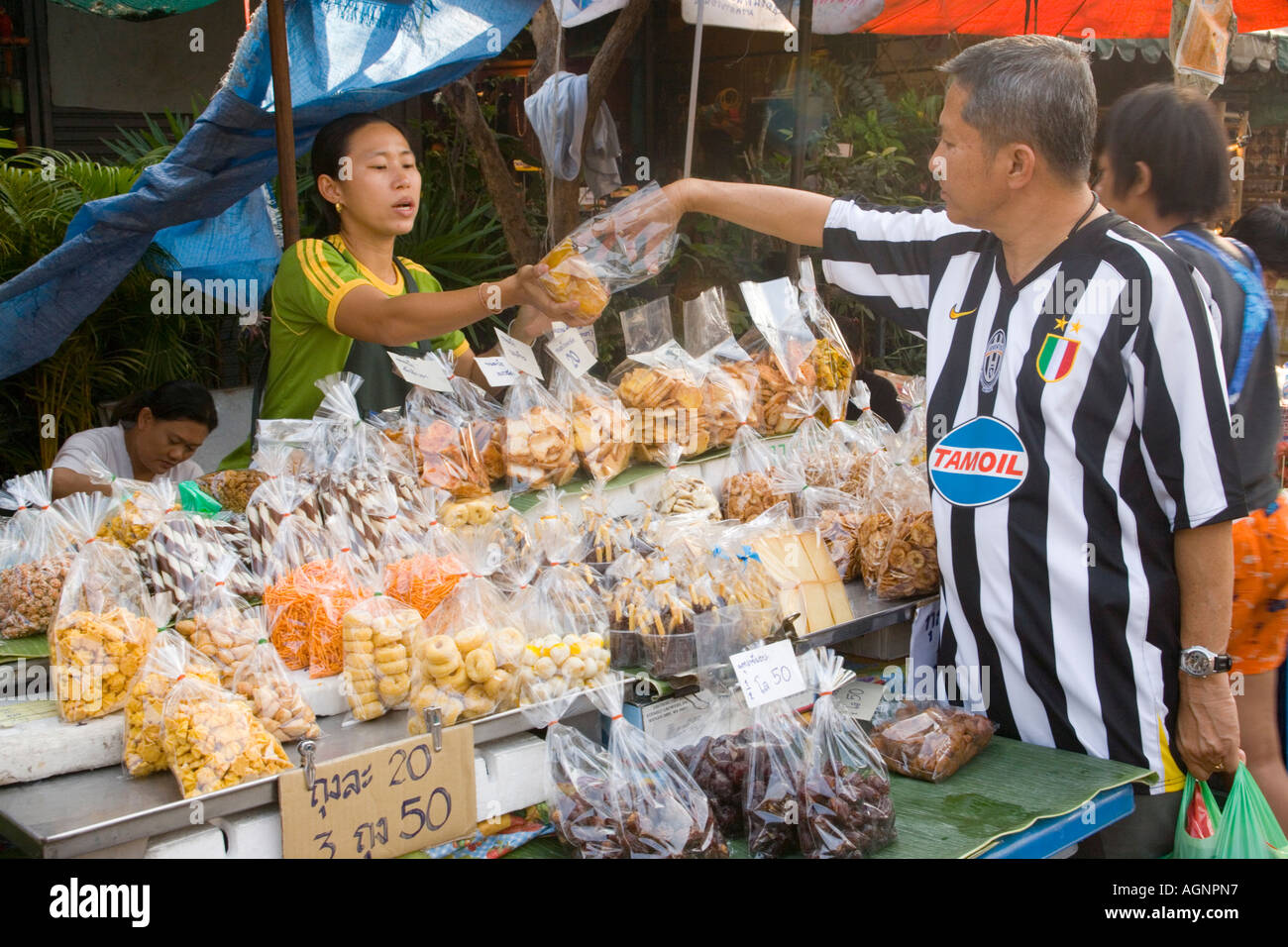 Frau bietet Kunden Thai Essen im Suan Chatuchak Weekend Market Bangkok Thailand Stockfoto