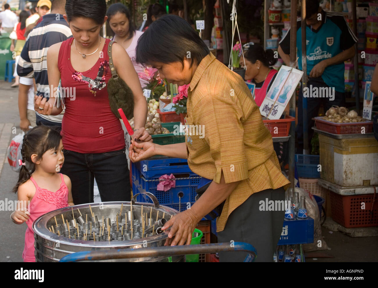 Kind kaufen Süßigkeiten am Suan Chatuchak Weekend Market Bangkok Thailand Stockfoto
