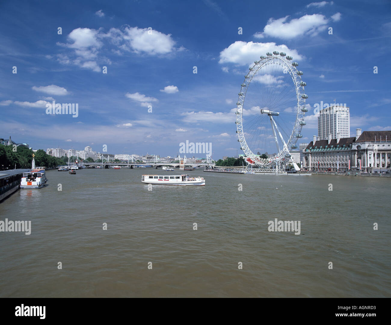 Eine Weitwinkelaufnahme vom Westminster Brücke des Flusses Themse und das London Eye Besucherattraktion. Stockfoto
